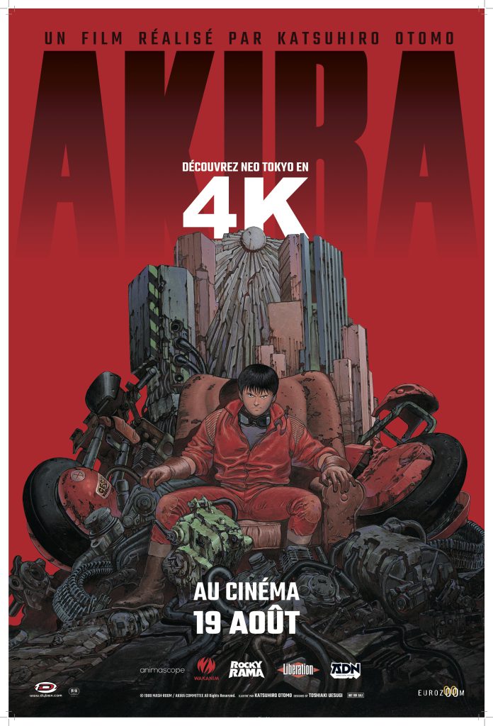 Affiche du film Akira de Katsuhiro Otomo. Sur fond rouge, au centre de l'image, protagoniste assis sur un trône de débris et de bâtiments délabrés. Le texte : « DÉCOUVREZ NEO TOKYO EN 4K ».