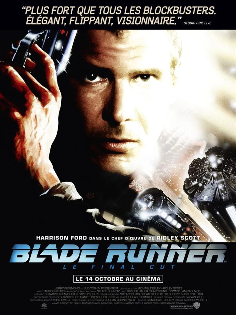 Affiche du film Blade Runner Final Cut de Ridley Scott. Gros plan sur le visage du protagoniste qui tient un pistolet, à côté des vaisseaux spatiaux flottent. En haut, texte « plus fort que tous les blockbusters. Elégant, flippant, visionnaire. »