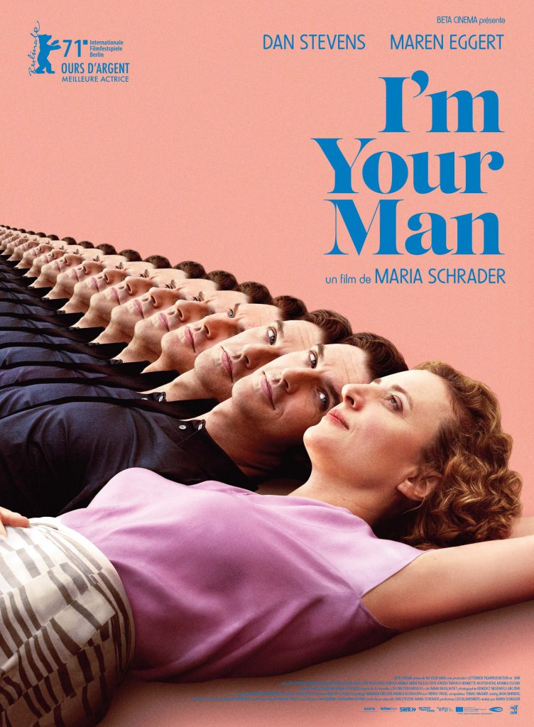 Affiche du film I'm Your Man de Maria Schrader. Sur fond rose, une femme allongée, à ses côtés un homme multipliée en une série d'images successives vers l'arrière.