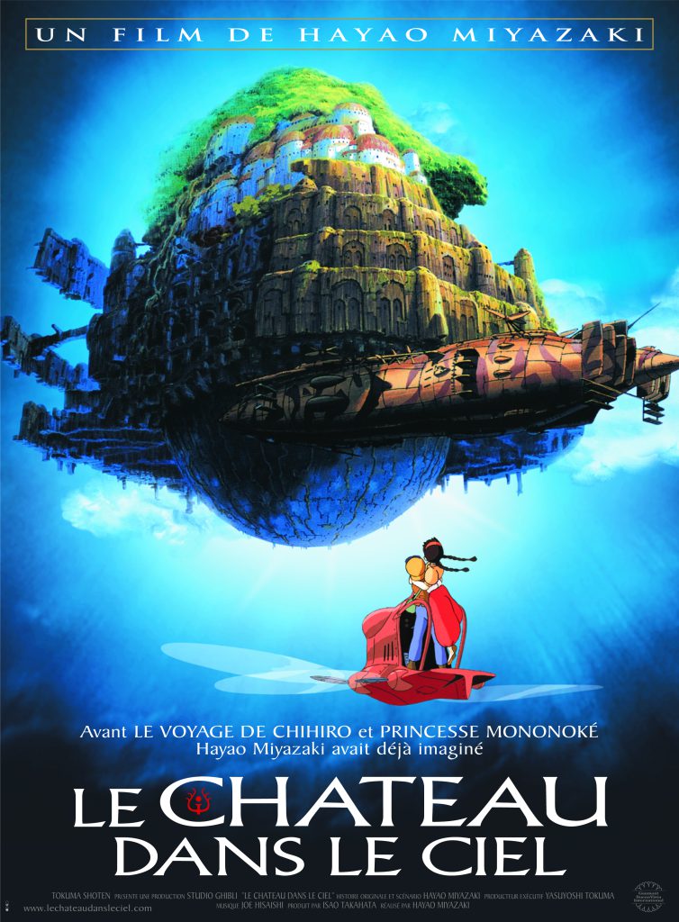 Affiche du film Le Château dans le Ciel de Hayao Miyazaki. Une ville volante dans le ciel, en dessous, deux personnages sur une petite machine volante la regardent. Texte : « Avant Le Voyage de Chihiro et Princesse Mononoké, Hayao Miyazaki avait déjà imaginé Le Château dans le Ciel »