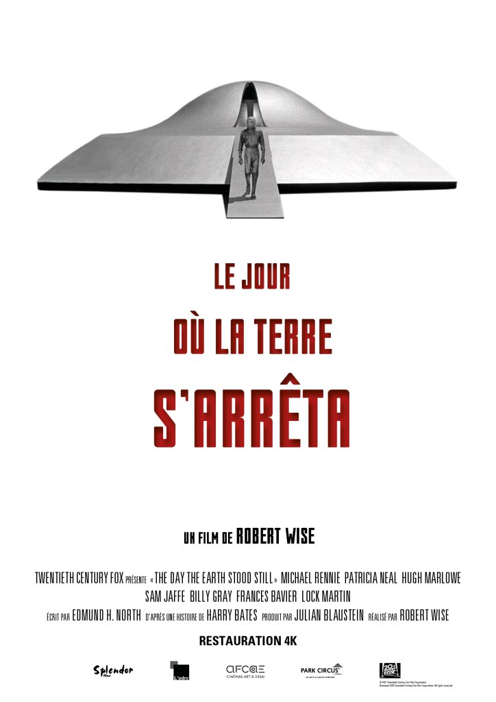 Affiche du film Le Jour où la Terre s’arrêta de Robert Wise. Un personnage sortant d’un vaisseau spatial gris, sur fond entièrement blanc.