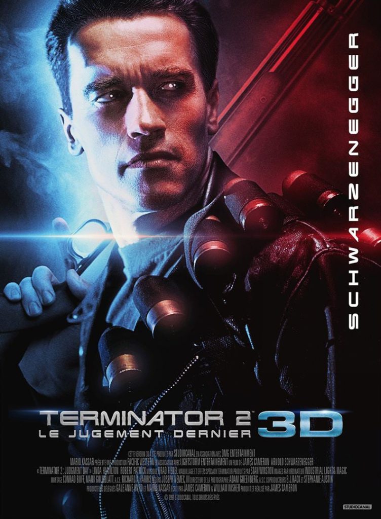 Affiche du film Terminator 2 : Le Jugement dernier. En gros plan, le Terminator en blouson de cuir noir et lunettes de soleil, tenant un fusil et assis sur une moto sous une lumière bleutée.