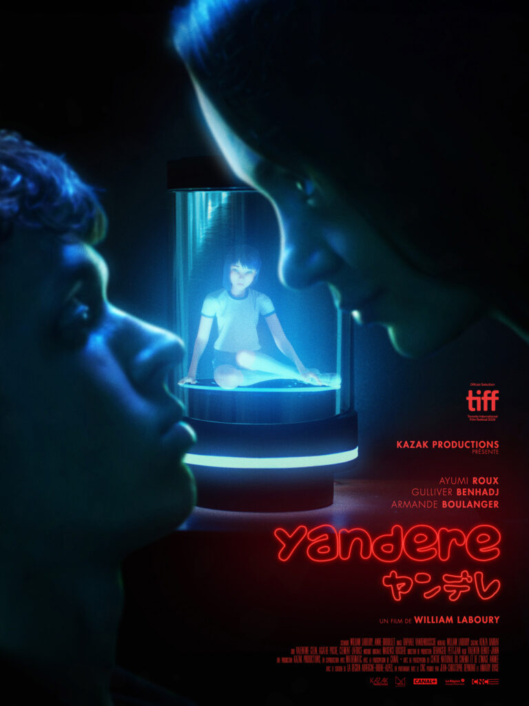 Affiche du film Yandere de William Laboury. Sur fond sombre, deux visages en gros plan se font face, éclairés par une lumière bleutée de l’arrière-plan où une jeune femme (en modélisation 3D) est assise dans une capsule lumineuse. Le titre, 'Yandere', écrit en rouge néon, est accompagné d'une version en kanji japonais.