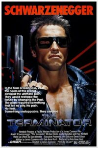 Affiche du film Terminator. Le protagoniste porte des lunettes de soleil et tient une arme à feu dans la main.