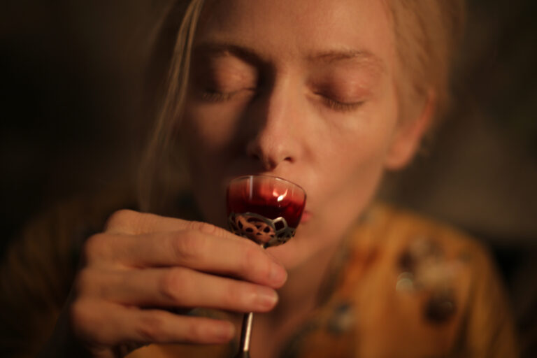 Visuel du film Only Lovers Left Alive montrant Eve buvant une boisson rouge.